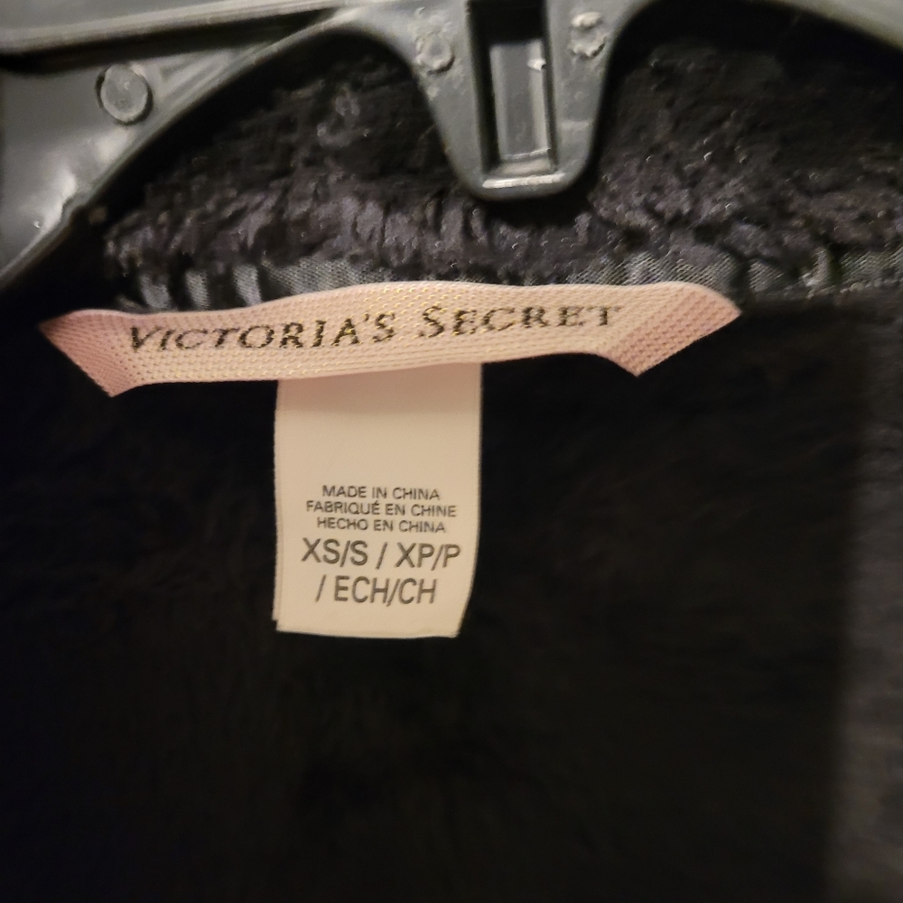 Very nice,gently used, short VS robe